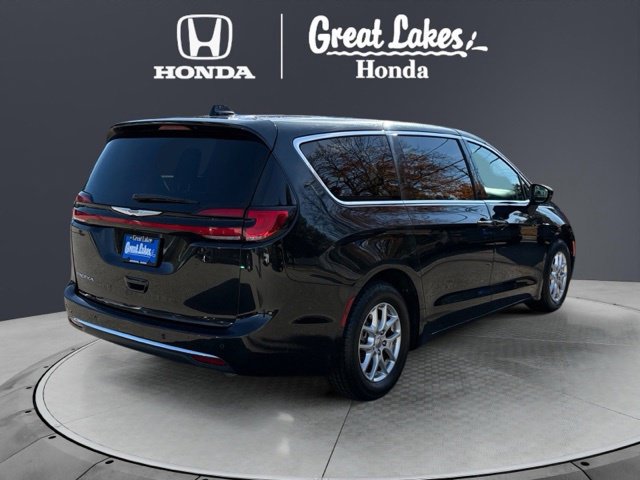 Used 2023 Chrysler Pacifica Touring-L FWD image 6