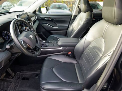 Used 2020 Toyota Highlander XLE image 17