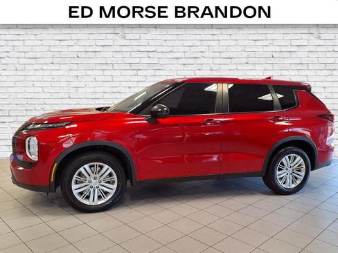 Used 2022 Mitsubishi Outlander ES image 2