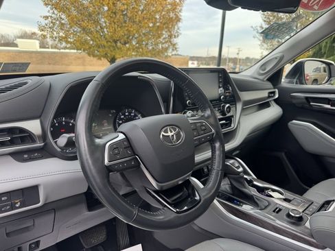 Used 2021 Toyota Highlander Limited image 11