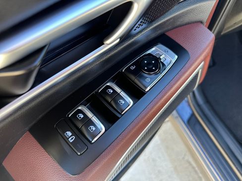 Used 2023 Kia Telluride EX w/ EX Captain's Chair Package image 10