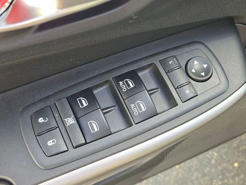 Used 2019 Jeep Cherokee Latitude Plus w/ Comfort/Convenience Group image 18