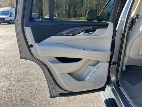 Used 2018 Cadillac Escalade Luxury image 25