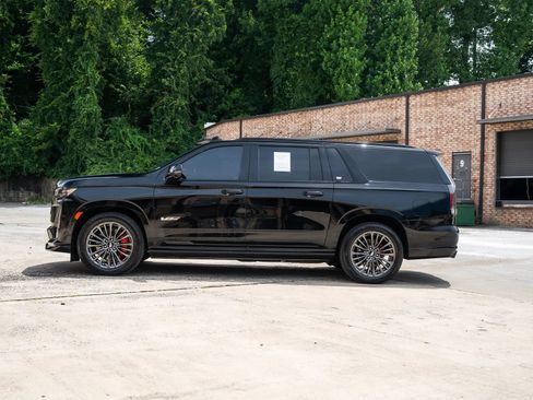 Used 2023 Cadillac Escalade ESV V AWD/4WD image 4