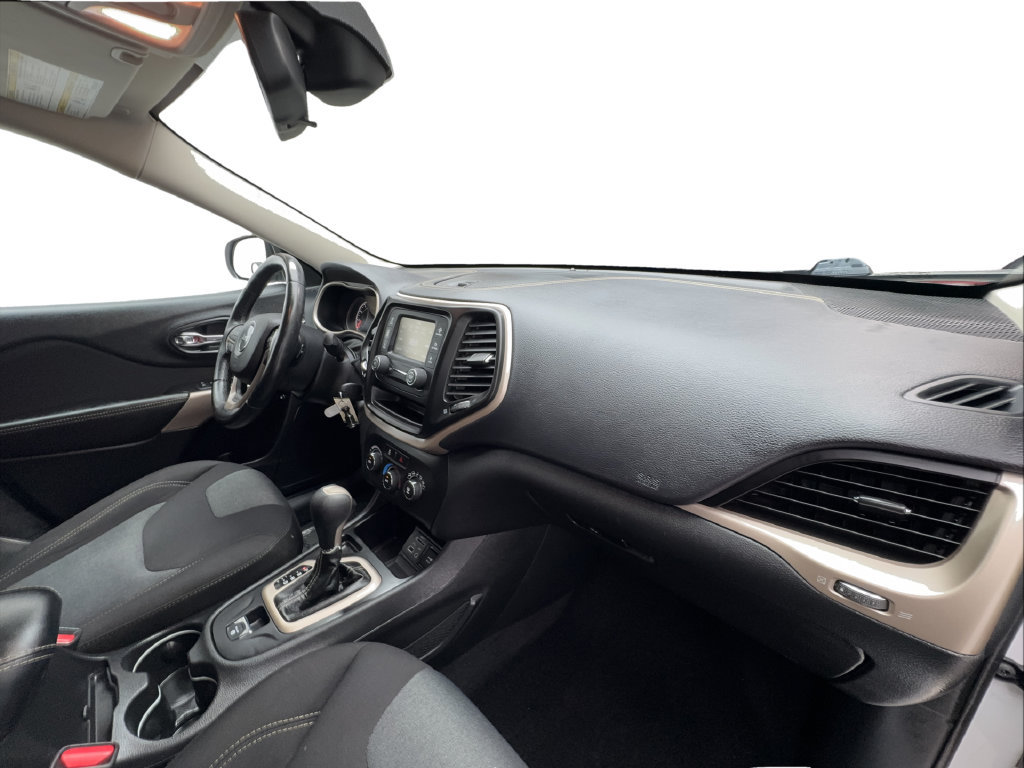 Used 2018 Jeep Cherokee Latitude w/ Altitude Package FWD image 27