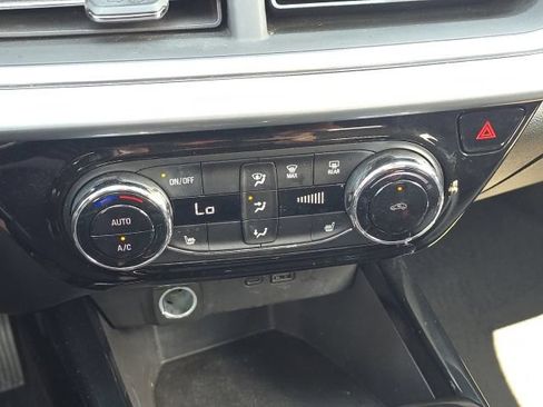 Used 2024 Chevrolet Trax LT w/ LT Convenience Package FWD image 30