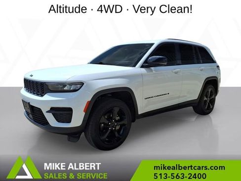 Used 2023 Jeep Grand Cherokee Altitude AWD/4WD image 3
