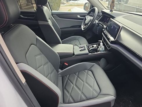 Used 2024 Volkswagen Atlas Peak Edition SE image 3