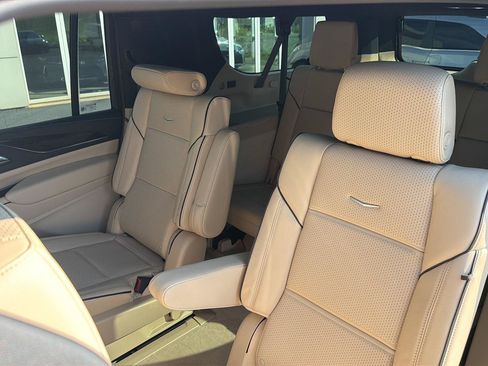 Used 2024 Cadillac Escalade ESV Premium Luxury AWD/4WD image 33