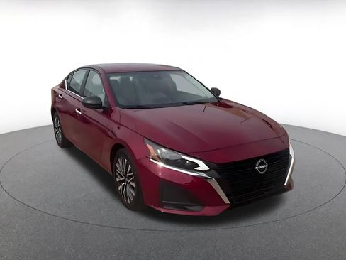 Used 2025 Nissan Altima 2.5 SV FWD image 3