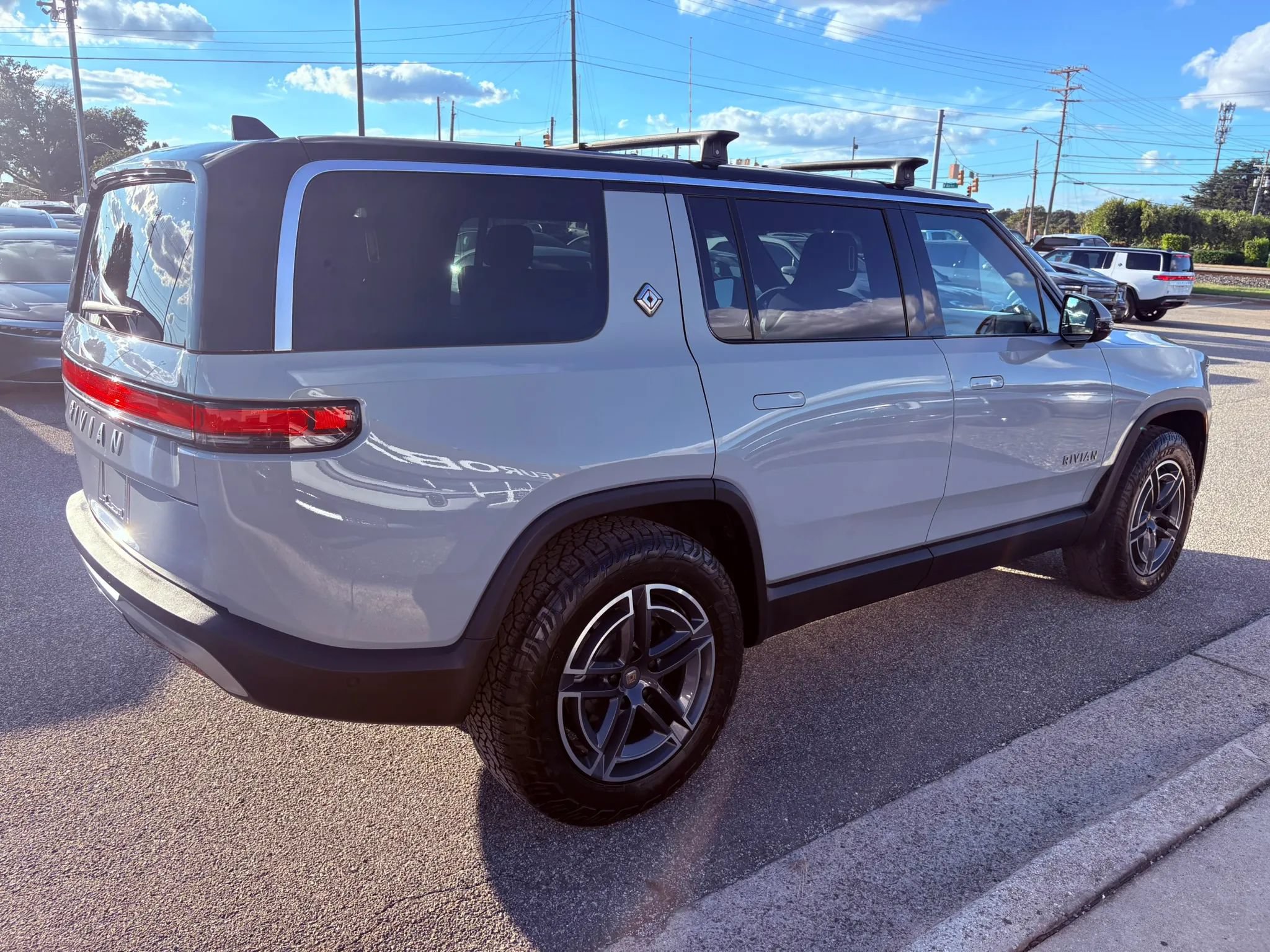 Used 2025 Rivian R1S Adventure Dual AWD/4WD image 31
