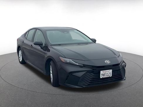 Used 2025 Toyota Camry LE image 3