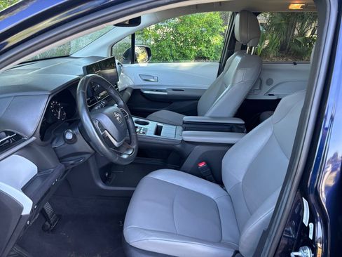 Used 2025 Toyota Sienna XLE FWD image 24