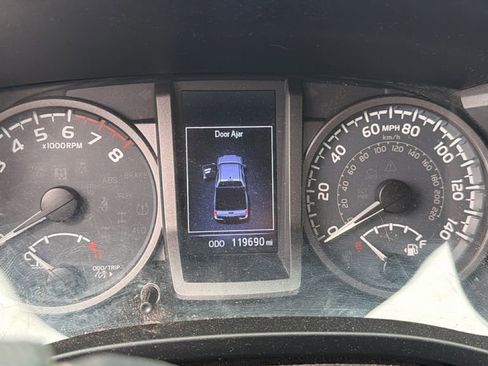Used 2018 Toyota Tacoma TRD Off-Road w/ Technology Package AWD/4WD image 15