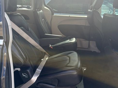 Used 2024 Chrysler Pacifica Touring-L FWD image 7