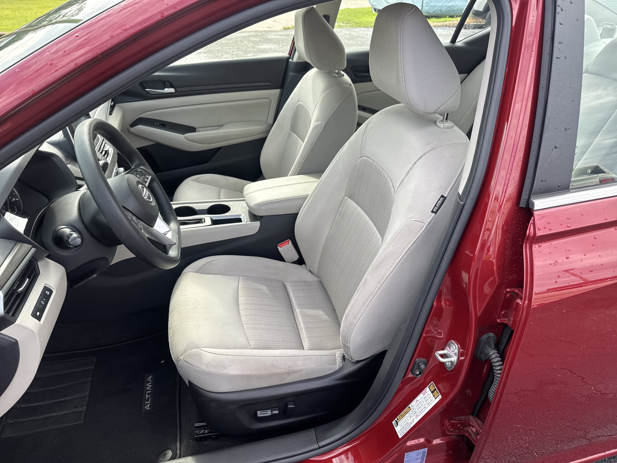 Used 2025 Nissan Altima 2.5 SV FWD image 25