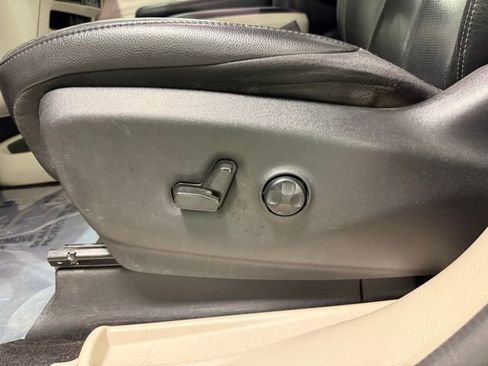 Used 2022 Chrysler Pacifica Touring-L image 13