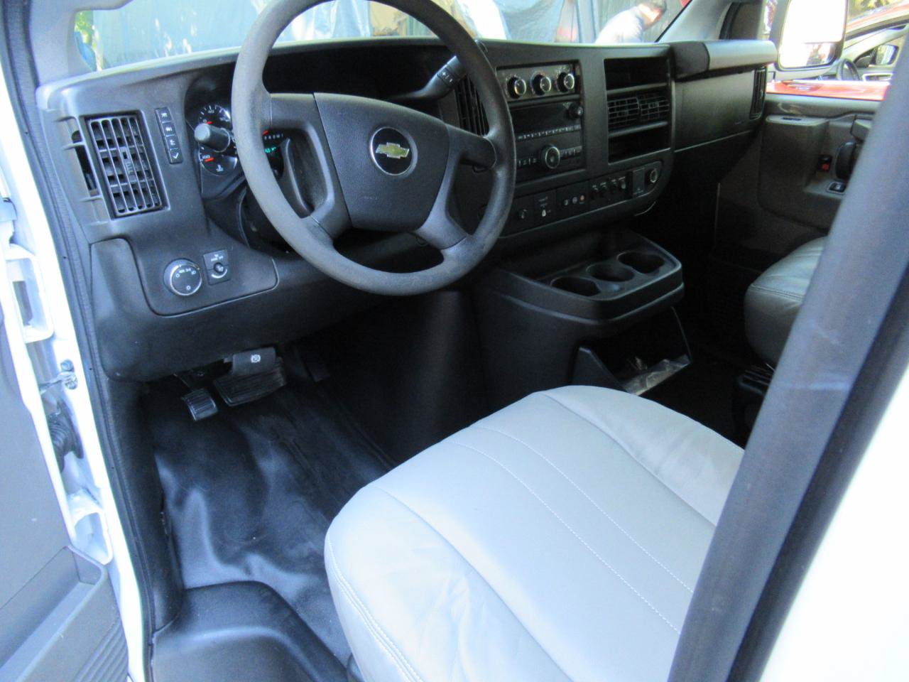 Used 2017 Chevrolet Express 2500 RWD image 5