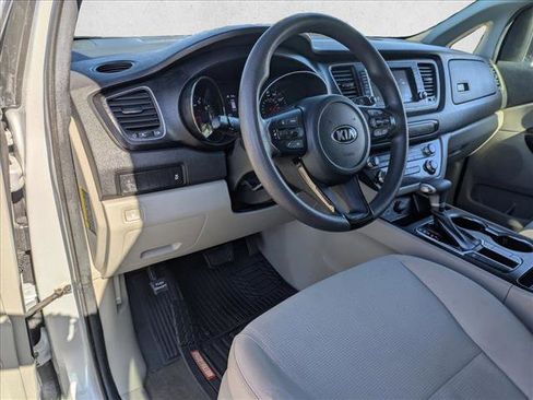 Used 2019 Kia Sedona LX image 4