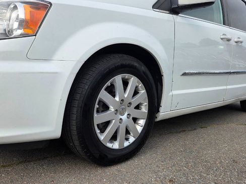 Used 2016 Chrysler Town & Country Touring FWD image 7