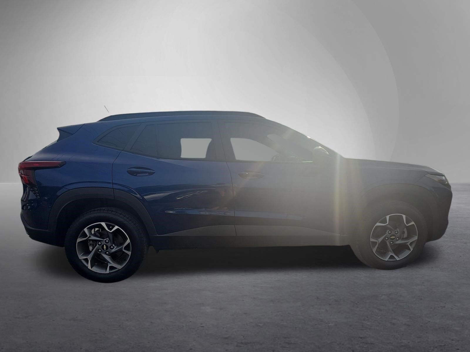 Used 2024 Chevrolet Trax LT w/ LT Convenience Package FWD image 2