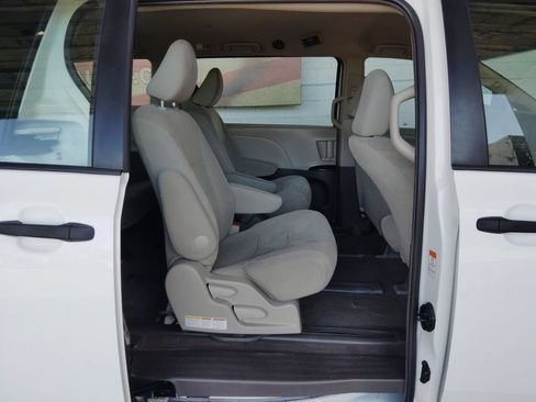 Used 2017 Toyota Sienna L FWD image 14