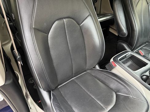 Used 2017 Chrysler Pacifica Limited w/ Tire & Wheel Group image 72