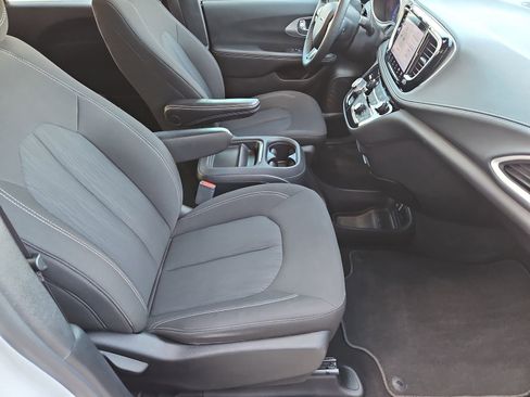 Used 2024 Chrysler Pacifica Touring image 21