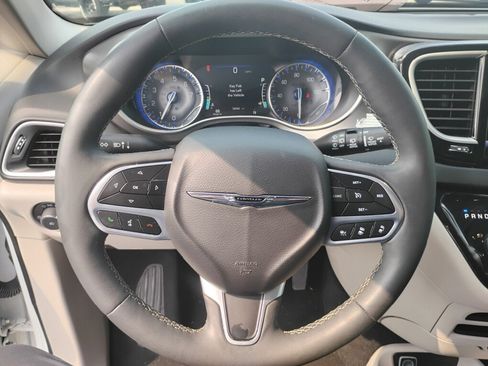 Used 2023 Chrysler Pacifica Touring-L FWD image 18