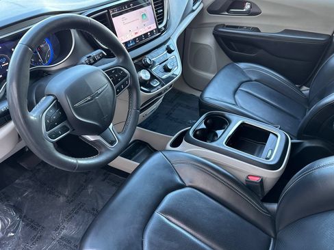 Used 2023 Chrysler Pacifica Touring-L FWD image 10