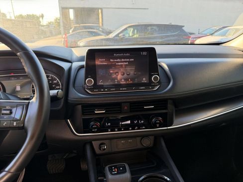 Used 2025 Nissan Rogue SV FWD image 17