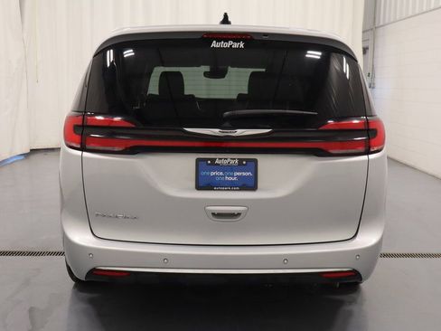 Certified 2024 Chrysler Pacifica Touring-L FWD image 9