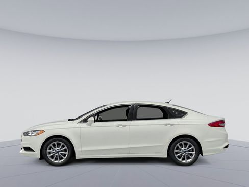 Used 2017 Ford Fusion SE w/ Fusion SE Technology Package image 3