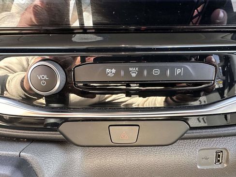 Used 2023 Ford Transit 350 XLT image 24