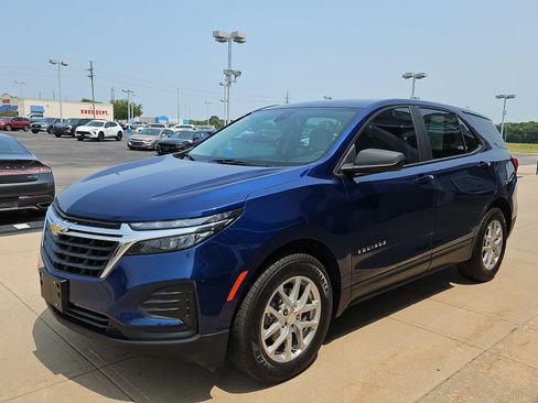 Used 2022 Chevrolet Equinox LS AWD/4WD image 2