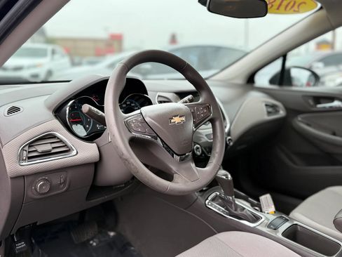 Used 2018 Chevrolet Cruze LT w/ Convenience Package FWD image 21