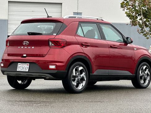 Used 2025 Hyundai Venue SEL image 4