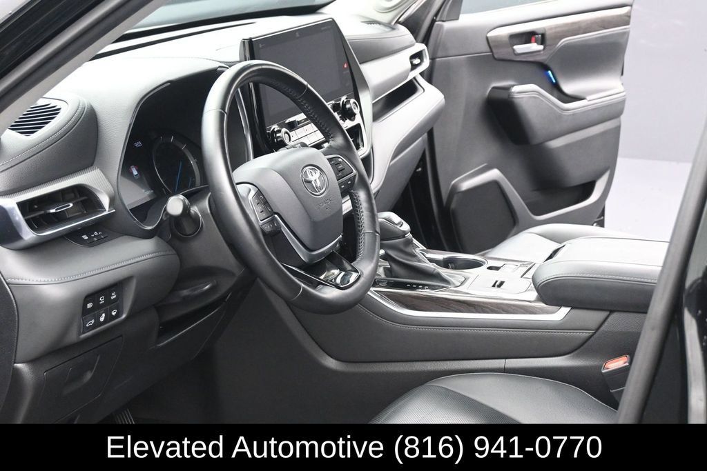 Used 2021 Toyota Highlander Platinum AWD/4WD image 7