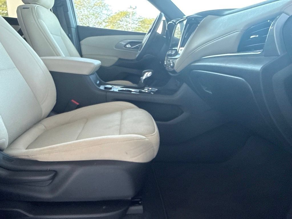 Used 2023 Chevrolet Traverse LT FWD image 28