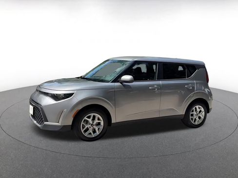 Used 2025 Kia Soul LX w/ LX Technology Package FWD image 8