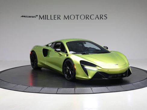 Used 2024 McLaren Artura image 11
