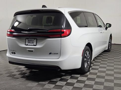 Used 2023 Chrysler Pacifica Touring-L FWD image 5