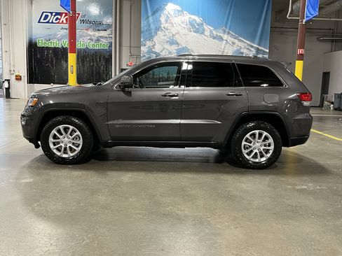Used 2021 Jeep Grand Cherokee Laredo image 2