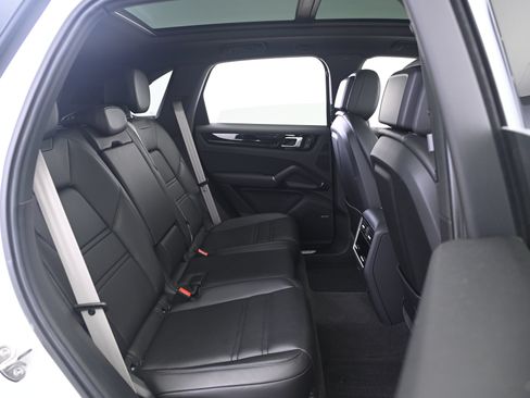 Certified 2023 Porsche Cayenne AWD/4WD image 18
