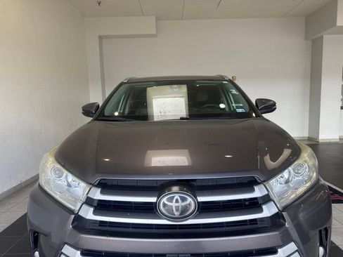 Used 2018 Toyota Highlander XLE FWD image 3