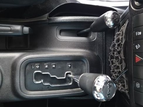 Used 2016 Jeep Wrangler Sahara w/ Connectivity Group image 32