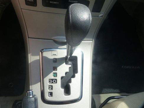 Used 2013 Toyota Corolla LE FWD image 23