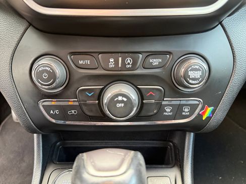 Used 2021 Jeep Cherokee Latitude Plus w/ Security Package AWD/4WD image 12