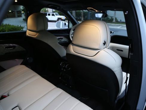 Used 2021 Bentley Bentayga image 62