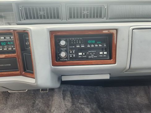 Used 1990 Cadillac Fleetwood Sedan image 23